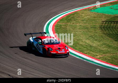 Imola, Italien. Juni 2024. Sarcinelli Nicola, Fahrer des Dinamic Motorsport Teams, tritt beim freien Training des Porsche Sprint Challenge Suisse GT3 Cup auf der Enzo e Dino Ferrari International Racetrack an. Quelle: SOPA Images Limited/Alamy Live News Stockfoto