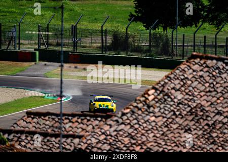 Imola, Italien. Juni 2024. DCV von Ombra Teamfahrer Segre Matteo tritt beim freien Training des Porsche Sprint Challenge Suisse GT3 Cup auf der Enzo e Dino Ferrari International Racetrack an. Quelle: SOPA Images Limited/Alamy Live News Stockfoto