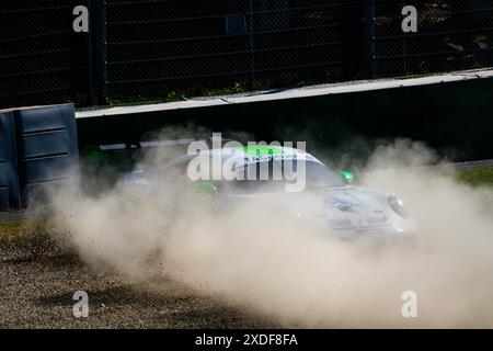 Imola, Italien. Juni 2024. Der Pilot langer Christof des Fach Auto Tech Teams tritt beim freien Training des Porsche Sprint Challenge Suisse GT3 Cup auf der Enzo e Dino Ferrari International Racetrack an. Quelle: SOPA Images Limited/Alamy Live News Stockfoto