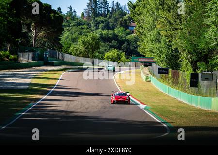 Imola, Italien. Juni 2024. Christie Roderick, Fahrerin des Dinamic Motorsport Teams, tritt beim freien Training des Porsche Sprint Challenge Suisse GT3 Cup auf der Enzo e Dino Ferrari International Racetrack an (Foto: Luca Martini/SOPA Images/SIPA USA) Credit: SIPA USA/Alamy Live News Stockfoto