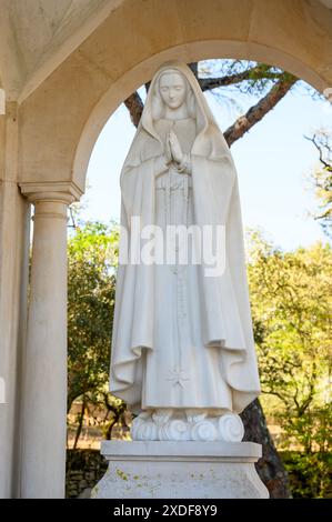 Das Denkmal der Muttergottes, das die vierte Erscheinung der Muttergottes von Fatima am 19. August 1917 markiert. Valinhos (am Stadtrand von Fátima), Portugal. Stockfoto