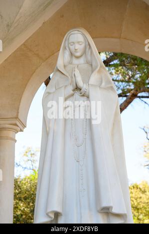 Das Denkmal der Muttergottes, das die vierte Erscheinung der Muttergottes von Fatima am 19. August 1917 markiert. Valinhos (am Stadtrand von Fátima), Portugal. Stockfoto