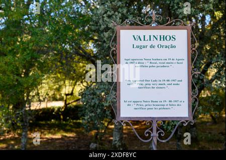 Ein Plakat, das die vierte Erscheinung unserer Lieben Frau von Fatima am 19. August 1917 in Valinhos, Fátima, Portugal, markiert. Stockfoto