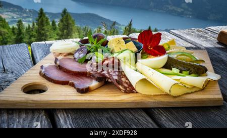 Bretteljause, Brettljause, traditionelles österreichisches Essen auf Holzteller Stockfoto