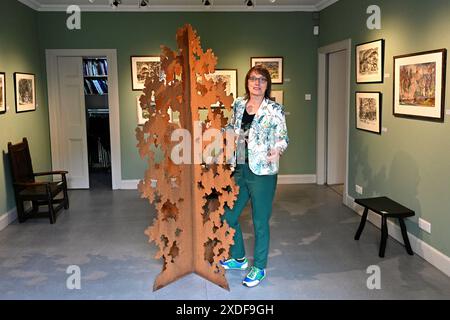 Edinburgh, Schottland, Großbritannien. Juni 2024. Die Scottish Gallery in der Dundas Street, neue Ausstellung unter den Bäumen. Andrea Geile mit ihren Skulpturen, die sowohl in der Galerie als auch im Garten ausgestellt sind. Quelle: Craig Brown/Alamy Live News Stockfoto