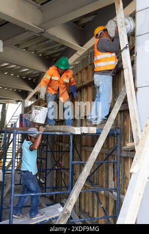 Mexikanische Bauarbeiter zementieren Beton Stockfoto