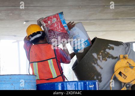 Mexikanische Bauarbeiter zementieren Beton Stockfoto