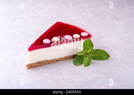 Isolierter Mini-Himbeer-Mousse-Kuchen auf weißem Hintergrund. Stockfoto