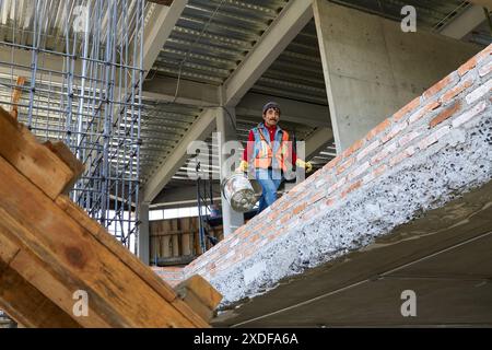 Mexikanische Bauarbeiter zementieren Beton Stockfoto