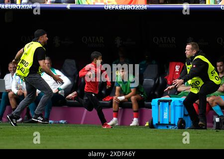 Ein junger Eindringling auf dem Spielfeld läuft auf dem Spielfeld, als Portugals Pedro Neto (rechts) während des Gruppenspiels der UEFA Euro 2024 im BVB Stadion Dortmund zusieht. Bilddatum: Samstag, 22. Juni 2024. Stockfoto