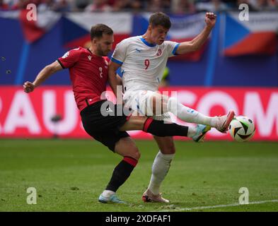 Hamburg, Deutschland. Juni 2024. Fußball: Europameisterschaft, Georgien - Tschechische Republik, Vorrunde, Gruppe F, Spieltag 2, Volksparkstadion Hamburg, der Georgier Otar Kakabadze (l) und der Tschechische Adam Hlozek (r) kämpfen um den Ball. Quelle: Marcus Brandt/dpa/Alamy Live News Stockfoto