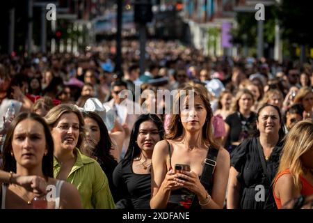 London, Großbritannien. 22. Juni 2024. Taylor Swift Fans („Swifties“) vor dem Wembley Stadium für das zweite von Taylor Swifts Eras Tour June Konzerten. Taylor Swift wird ab dem 21. Juni drei Nächte im Wembley Stadium und dann fünf Nächte im August spielen. Quelle: Stephen Chung / Alamy Live News Stockfoto