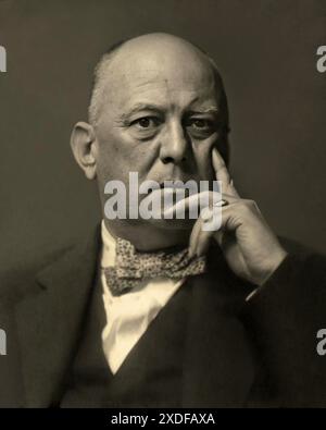 1934 c. , GROSSBRITANNIEN : der britische ALEISTER CROWLEY ( in Edward Alexander Crowley , 1875 - 1947 ) , Satanist , Okkultist , Philosoph , Mystiker , Okkultist Dichter , Reisende und Schriftsteller . Unbekannter Fotograf. - LETTERATURA - LITERATUR - LETTERATO - POETA - POESIA - POETRY - SATANISTA - SATANISMO - OCCULTISMO - OCCULTISTA - OCCULTO - ECCENTRICO - EXCENTRIC - SCRITTORE - LETTERATURA - LITERATUR - LETTERATO - POETA - POESIA - POETRY - OCCULTISMO - OCCULTISTA - OCCULTISTA - PARANORMALE - TEOSOFIA - THEOSOPHIE - FILOSOFIA - PHILOSOPHIE - PHILOSOPH - FILOSOFO - BUDDHA - BUDDIS Stockfoto