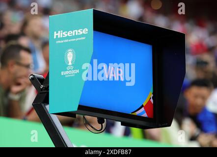 VAR UEFA EURO 2024 Gruppenspiel zwischen Österreich und Frankreich in der Duesseldorf Arena am 17. Juni 2024 in DŸsseldorf. Vorrundenspiel …sterreich vs Frankreich © diebilderwelt / Alamy Stock Stockfoto