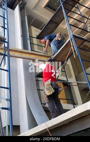 Mexikanische Bauarbeiter beendeten das Innenhaus Stockfoto