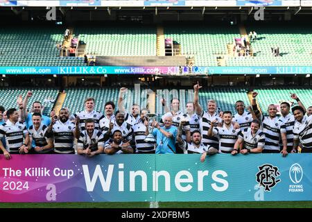 Barbaren heben die Trophäe während des Killik Cup Spiels Barbarians vs Fiji im Twickenham Stadium, Twickenham, Großbritannien, 22. Juni 2024 (Foto: Craig Thomas/News Images) Stockfoto