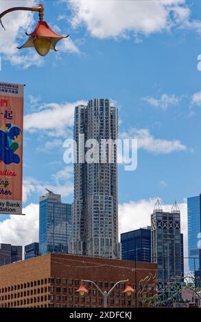 Die hügelige Stahlfassade der 8 Spruce Street, früher „New York by Gehry“, von Chinatown aus gesehen. Stockfoto