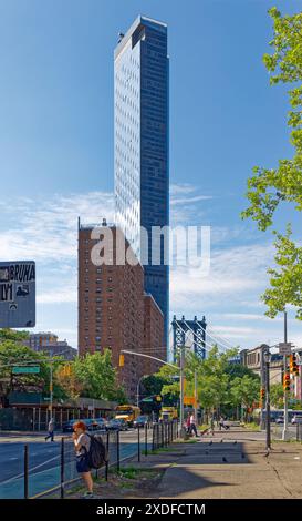 One Manhattan Square ist eine 80-stöckige Wohnwohnung, die wegen der vielen Projektionen auf der Glasfassade auch „Käsereibe“ genannt wird. Blick von Chinatown. Stockfoto