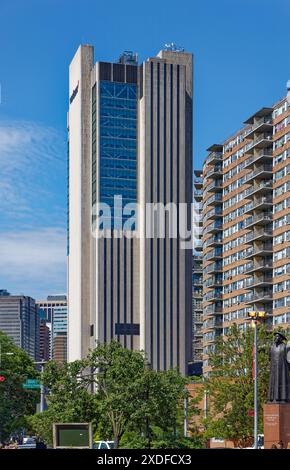 Der fensterlose Steinmonolith von New York Telephone wurde 2016 bei einer Renovierung weicher, bei der 15 Stockwerke aus Kalkstein gegen Glas ausgetauscht wurden. Blick von Chinatown. Stockfoto