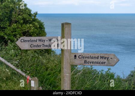 Schild oder Wegweiser zum Cleveland Way National Trail, North Yorkshire, England, UK, der nach Whitby und Ravenscar zeigt. Wegbeschreibung der Schlackenspur. Stockfoto