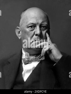 1934 c. , GROSSBRITANNIEN : der britische ALEISTER CROWLEY ( in Edward Alexander Crowley , 1875 - 1947 ) , Satanist , Okkultist , Philosoph , Mystiker , Okkultist Dichter , Reisende und Schriftsteller . Unbekannter Fotograf. - LETTERATURA - LITERATUR - LETTERATO - POETA - POESIA - POETRY - SATANISTA - SATANISMO - OCCULTISMO - OCCULTISTA - OCCULTO - ECCENTRICO - EXCENTRIC - SCRITTORE - LETTERATURA - LITERATUR - LETTERATO - POETA - POESIA - POETRY - OCCULTISMO - OCCULTISTA - OCCULTISTA - PARANORMALE - TEOSOFIA - THEOSOPHIE - FILOSOFIA - PHILOSOPHIE - PHILOSOPH - FILOSOFO - BUDDHA - BUDDIS Stockfoto