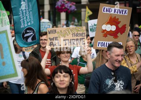 London, UK, 22. Juni 2024. Natur jetzt wiederherstellen märz. Der märz ruft zu dringenden politischen Maßnahmen in Bezug auf Natur- und Klimakrisen auf. Der marsch wird von einer vielfältigen Gruppe von Dutzenden von Tier- und Umweltorganisationen unterstützt, darunter der RSPB, die Wildlife Trusts, die Climate Coalition, der WWF-UK, der National Trust, WWT, Woodland Trust, Wildlife and Country Link, Rewilding Britain, Extinction Rebellion und Chris Packham. Kredit: A. Bennett Credit: andrew bennett/Alamy Live News Stockfoto