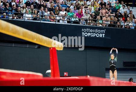 ROTTERDAM - Naomi Visser am Strahl während des Olympischen Qualifikationswettbewerbs bei der Nationalen Turnermeisterschaft in Ahoy Rotterdam. ANP IRIS VAN DEN BROEK Stockfoto