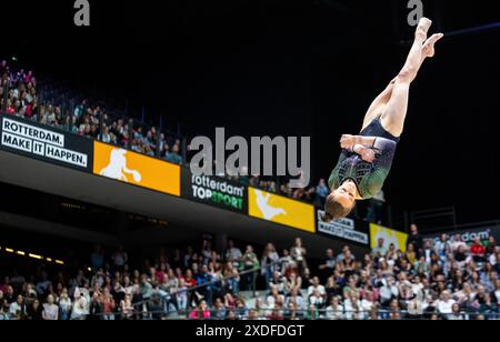 ROTTERDAM - Naomi Visser am Strahl während des Olympischen Qualifikationswettbewerbs bei der Nationalen Turnermeisterschaft in Ahoy Rotterdam. ANP IRIS VAN DEN BROEK Stockfoto