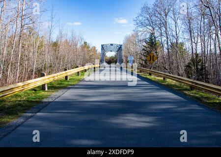 Fahrzeugbrücke, früher Eisenbahnbrücke, am Laurie Park in Oakfield, Nova Scotia, Kanada Stockfoto