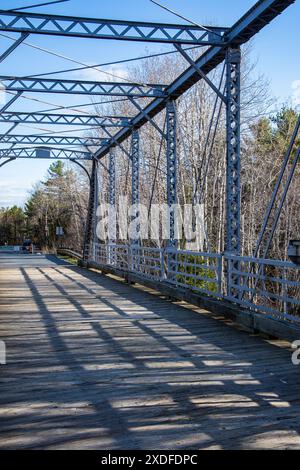 Fahrzeugbrücke, früher Eisenbahnbrücke, am Laurie Park in Oakfield, Nova Scotia, Kanada Stockfoto