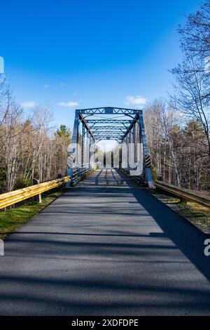 Fahrzeugbrücke, früher Eisenbahnbrücke, am Laurie Park in Oakfield, Nova Scotia, Kanada Stockfoto