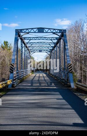 Fahrzeugbrücke, früher Eisenbahnbrücke, am Laurie Park in Oakfield, Nova Scotia, Kanada Stockfoto