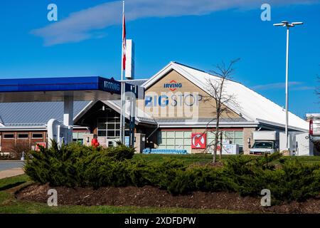 Gaspumpen und Stationsgebäude am Irving Oil Big Stop in Enfield, Nova Scotia, Kanada Stockfoto