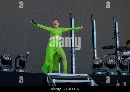 Newport, Großbritannien. Juni 2024. Jessica Ellen Cornish, auch bekannt als Jessie J, trat live auf der Bühne des Isle of Wight Festivals auf. (Foto: Dawn Fletcher-Park/SOPA Images/SIPA USA) Credit: SIPA USA/Alamy Live News Stockfoto