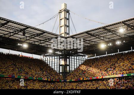 Köln, Deutschland. Juni 2024. Fußball: UEFA Euro 2024, Europameisterschaft, Belgien - Rumänien, Vorrunde, Gruppe E, Spieltag 2, Kölner Stadion, die Fans Rumäniens folgen dem Spiel. Quelle: Rolf Vennenbernd/dpa/Alamy Live News Stockfoto