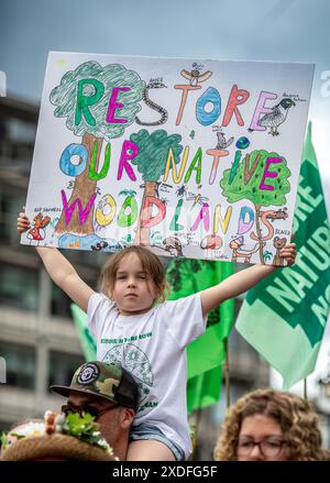 London, Großbritannien. Juni 2024. Tausende marschieren in London, um die Führer dazu zu drängen, die Wildtierkrise zu bekämpfen. 350 Umweltorganisationen fordern robustere Maßnahmen gegen den Verlust von Wildtieren in Großbritannien. Quelle: horst friedrichs/Alamy Live News Stockfoto