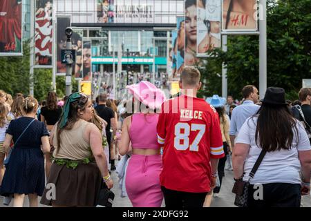 London, Großbritannien. 22. Juni 2024. Taylor Swift Fans ('Swifties'), einschließlich einer mit Travis Kelce, nein 87, Kansas City Chiefs Trikot, vor dem Wembley Stadium für das zweite von Taylor Swifts Eras Tour June-Konzerten. Travis Kelce ist Taylor Swifts derzeitiger Freund. Taylor Swift wird ab dem 21. Juni drei Nächte im Wembley Stadium und dann fünf Nächte im August spielen. Quelle: Stephen Chung / Alamy Live News Stockfoto