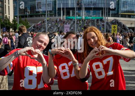 London, Großbritannien. 22. Juni 2024. Taylor Swift Fans („Swifties“), Travis Kelce, nein 87, Kansas City Chiefs Trikots, vor dem Wembley Stadium für das zweite von Taylor Swifts Eras Tour June-Konzerten. Travis Kelce ist Taylor Swifts derzeitiger Freund. Taylor Swift wird ab dem 21. Juni drei Nächte im Wembley Stadium und dann fünf Nächte im August spielen. Quelle: Stephen Chung / Alamy Live News Stockfoto