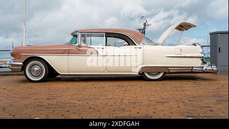 Lelystad, Niederlande, 16.06.2024, Oldtimer Pontiac Star Chief von 1956 beim National Old Timer Day Stockfoto