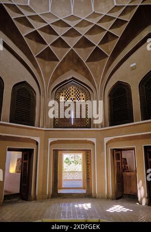 Yazd, Iran, 06.28.2023: Windfänger im Dowlatabad-Garten in Yazd, Iran Stockfoto