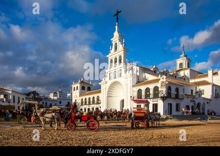 Die Bruderschaften halten an der Eremitage der Virgen del Rocio während der jährlichen Wallfahrt zum Dorf El Rocio in Almonte, Huelva, Spanien. Stockfoto