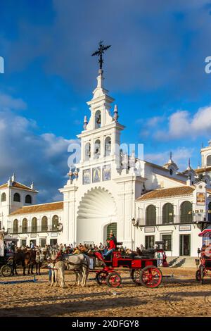 Die Bruderschaften halten an der Eremitage der Virgen del Rocio während der jährlichen Wallfahrt zum Dorf El Rocio in Almonte, Huelva, Spanien. Stockfoto