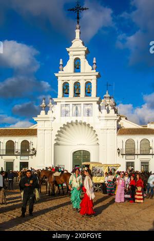 Die Bruderschaften halten an der Eremitage der Virgen del Rocio während der jährlichen Wallfahrt zum Dorf El Rocio in Almonte, Huelva, Spanien. Stockfoto