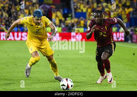 Köln, Deutschland. Juni 2024. Der rumänische Andrei Ratiu und der rumänische Vasile Mogos kämpfen um den Ball während eines Fußballspiels zwischen der belgischen Fußballnationalmannschaft Red Devils und Rumänien am Samstag, den 22. Juni 2024 in Köln, dem zweiten Spiel in der Gruppenphase der UEFA Euro 2024 Europameisterschaft. BELGA FOTO DIRK WAEM Credit: Belga News Agency/Alamy Live News Stockfoto