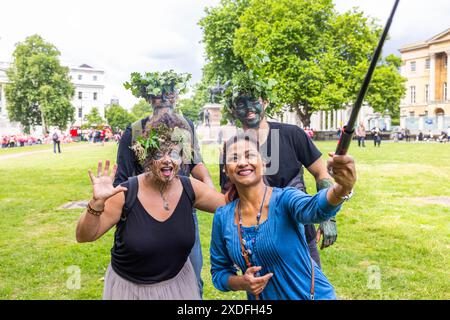 London, Großbritannien. JUNI 2024. Belaubte Märsche machen ein Selfie, als sich der Restore Nature Now march zu bilden begann, bevor er sich auf seinen marsch durch das Zentrum Londons machte, bis er am Parliament Square gipfelte. Credit Milo Chandler/Alamy Live News Stockfoto