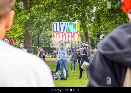 London, Großbritannien. JUNI 2024. Der Mensch hält das „Climanimal Emergency“-Schild, als der marsch „Restore Nature Now“ begann, sich zu bilden, bevor er seinen marsch durch die Londoner Innenstadt aufbrach und am Parliament Square seinen Höhepunkt fand. Credit Milo Chandler/Alamy Live News Stockfoto