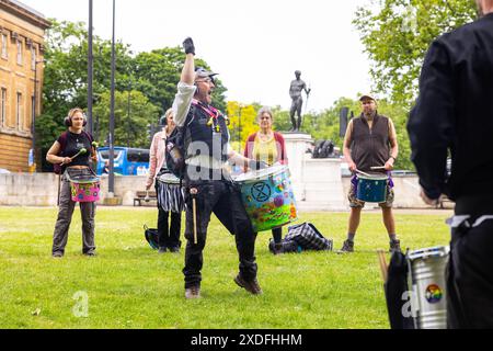 London, Großbritannien. JUNI 2024. Bandmitglieder der Rhythm Rebels und anderer Musikgruppen treffen sich zu einer Jam-Session, als sich der Restore Nature Now march zu bilden begann, bevor er sich auf seinen marsch durch das Zentrum Londons aufmacht, bis er am Parliament Square seinen Höhepunkt fand. Credit Milo Chandler/Alamy Live News Stockfoto