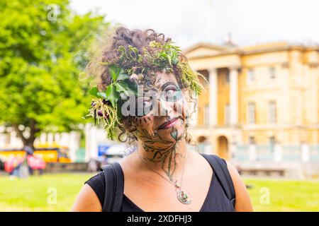 London, Großbritannien. JUNI 2024. Mit Blättern und Schminken bedeckte Marschposen für die Kamera, als sich der Restore Nature Now march bildete, bevor er sich auf seinen marsch durch das Zentrum Londons machte, bis er am Parliament Square seinen Höhepunkt fand. Credit Milo Chandler/Alamy Live News Stockfoto