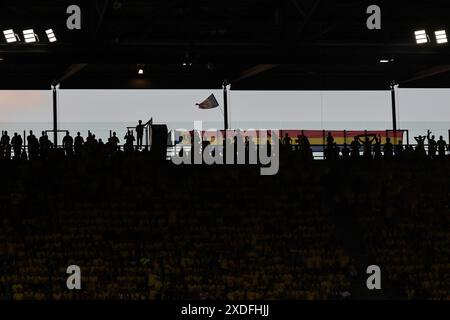 Köln, Deutschland. Juni 2024. Fußball: UEFA Euro 2024, Europameisterschaft, Belgien - Rumänien, Vorrunde, Gruppe E, Spieltag 2, Kölner Stadion, rumänische Fans folgen dem Spiel. Quelle: Rolf Vennenbernd/dpa/Alamy Live News Stockfoto