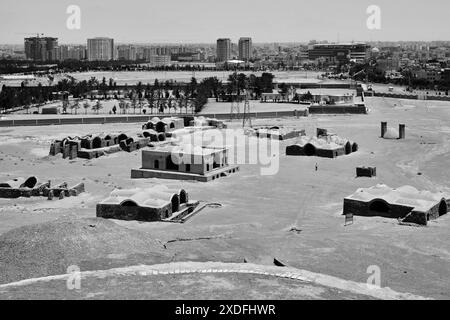 Ein Dakhma, auch bekannt als Turm der Stille, Yazd, iran. Zoroastrischer Friedhof. Schwarzweißfoto Stockfoto